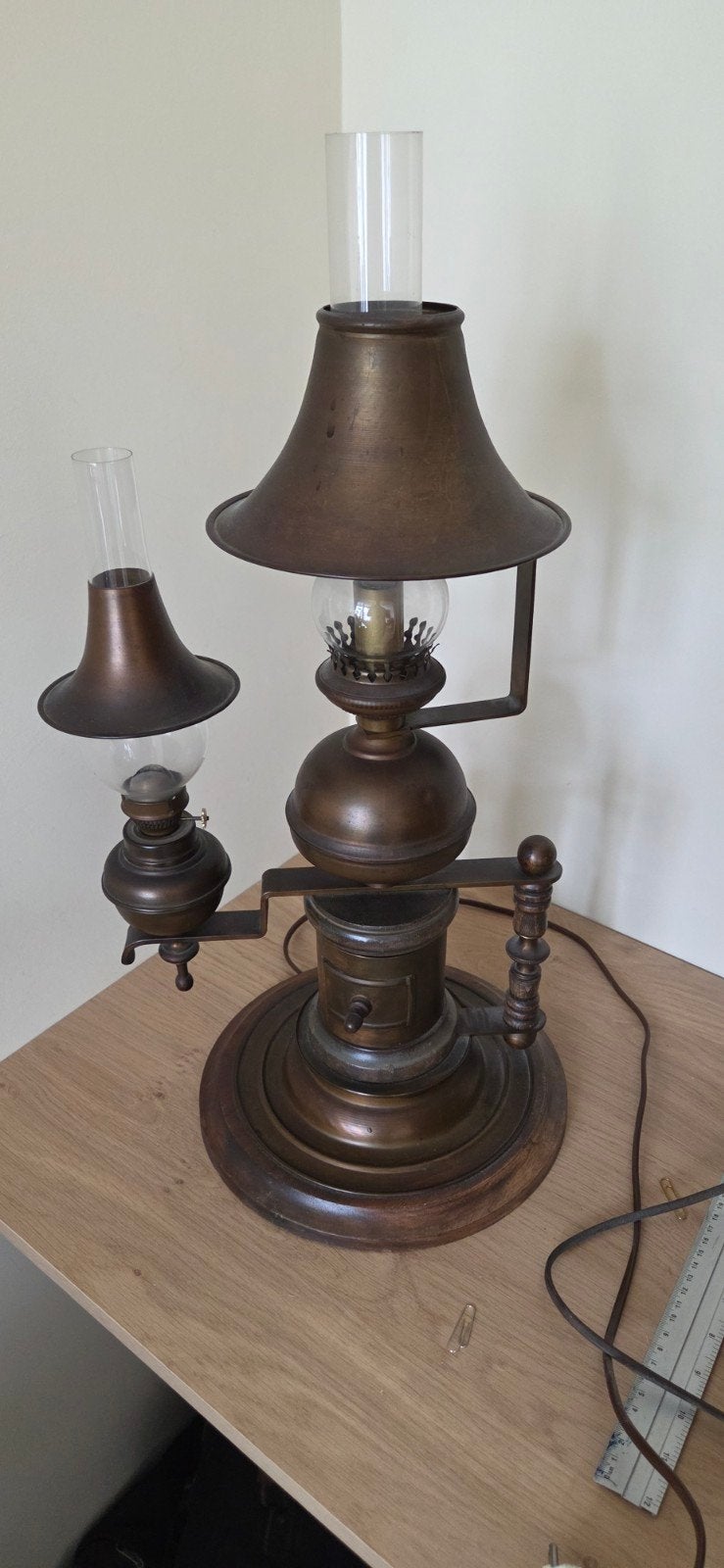Antieke olielamp met dubbele brander, Ophalen