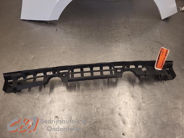 Bumpersteun midden-achter van een Ford Transit Connect