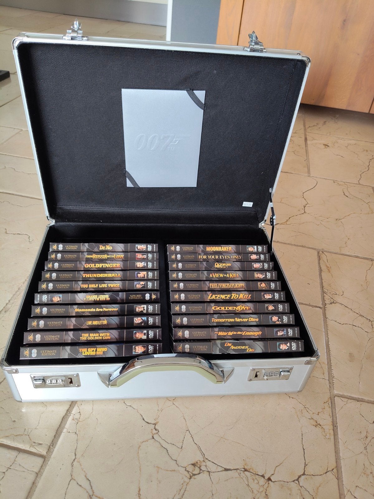 James Bond 007 Ultimate Edition DVD Collectie in Koffer, Ophalen, Engels, Nederlands, Zo goed als nieuw
