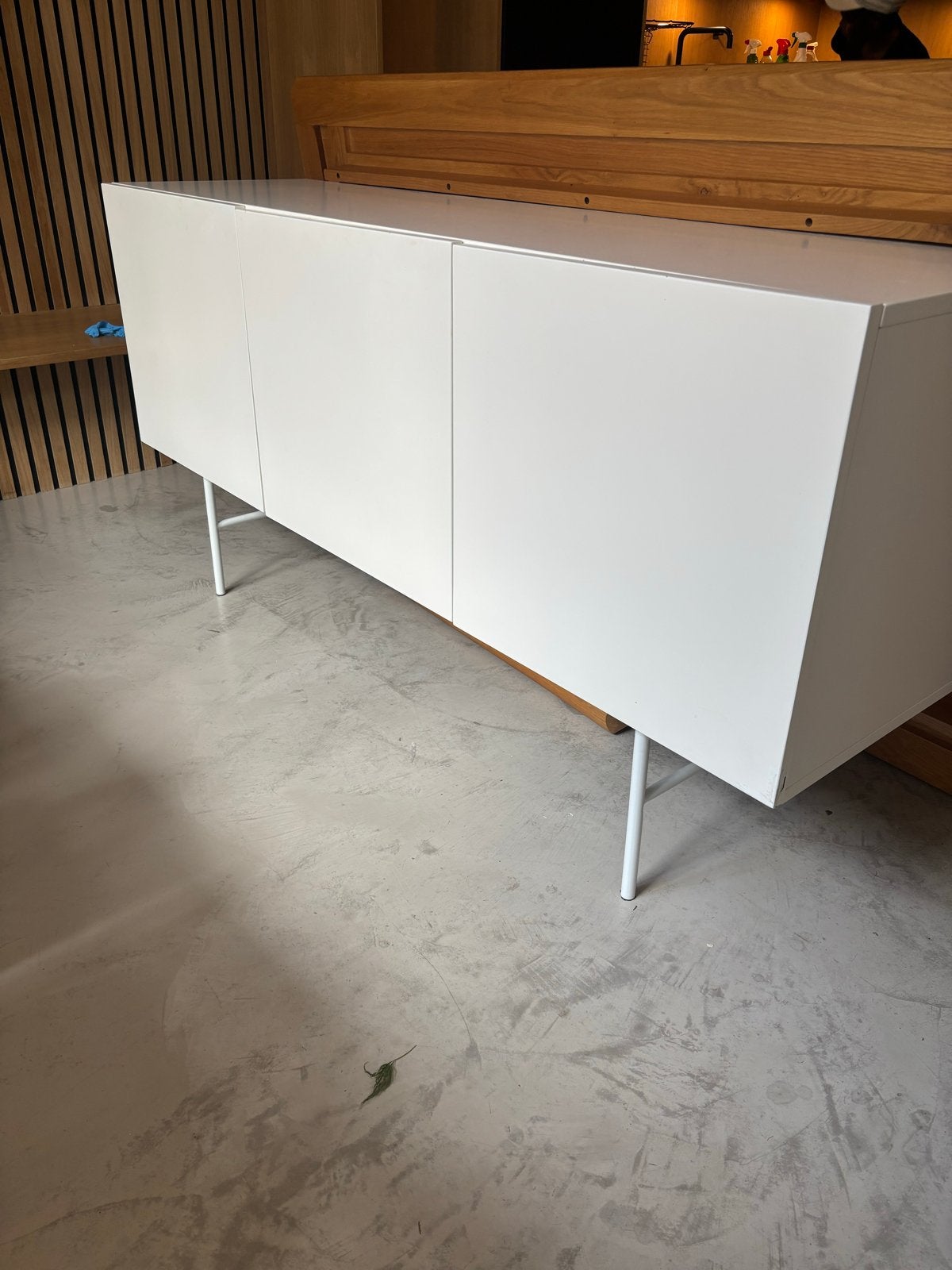 Strak wit dressoir met 3 deuren en metalen poten, Overige houtsoorten, Gebruikt, 150 tot 200 cm, Ophalen of Verzenden