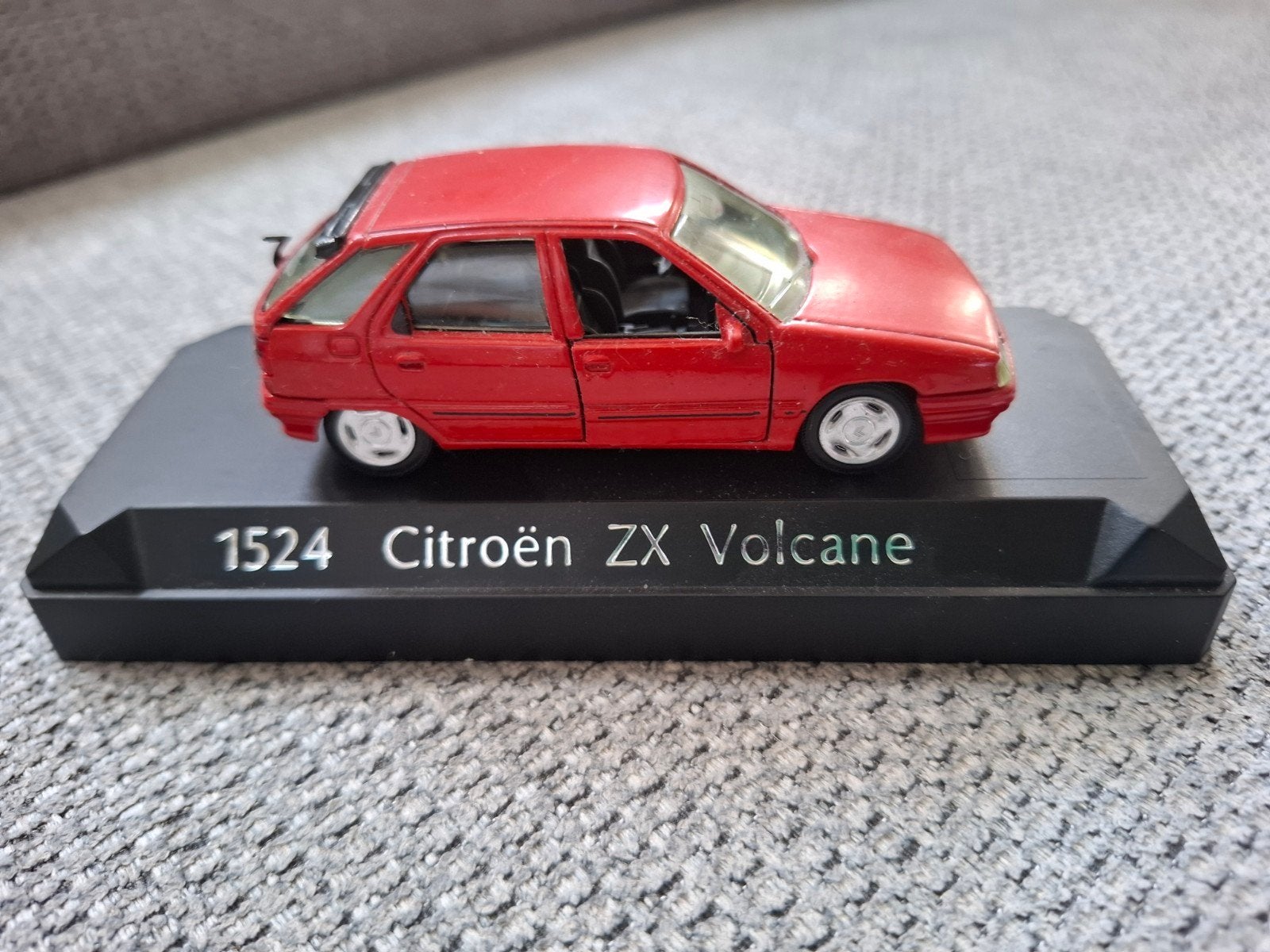 Citroën ZX Volcane schaal 1:43 - Showdoos niet compleet, Ophalen of Verzenden