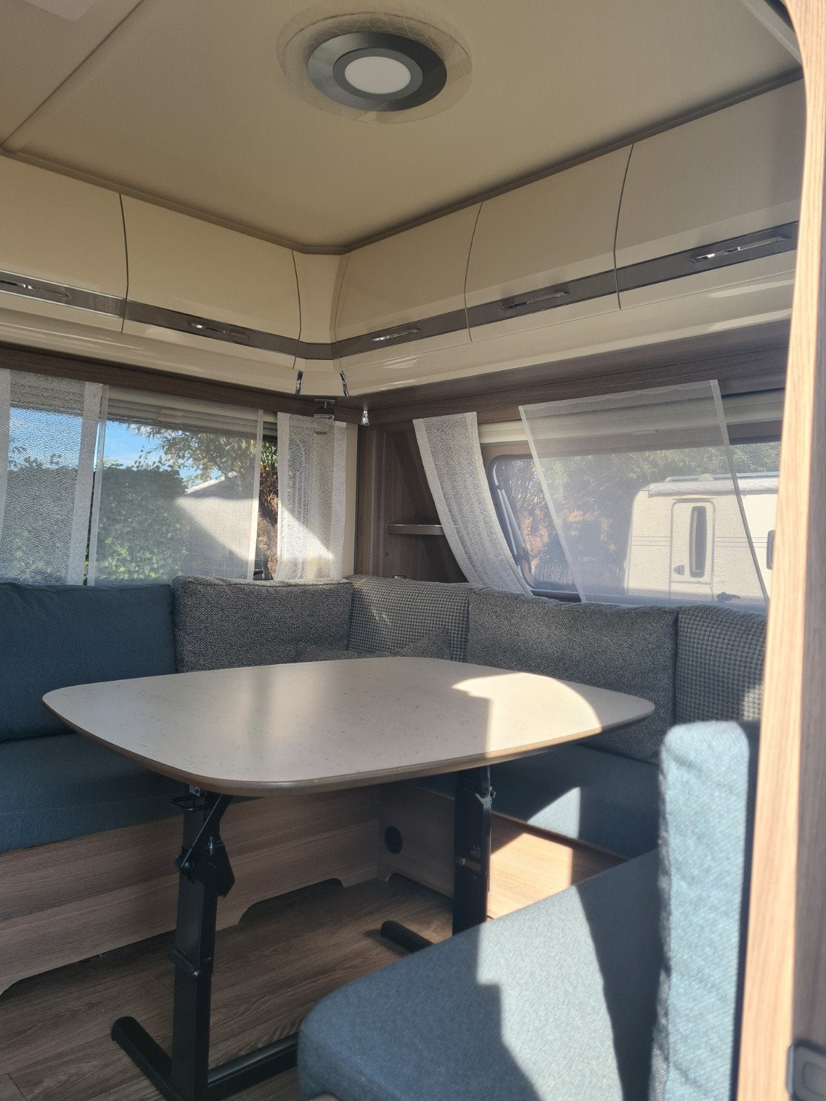 Fendt Tendenza 650 ( QUEENSBED, inclusief ruime badkamer ), Caravans en Kamperen, Oven, Rondzit, 7 tot 8 meter, Bedrijf