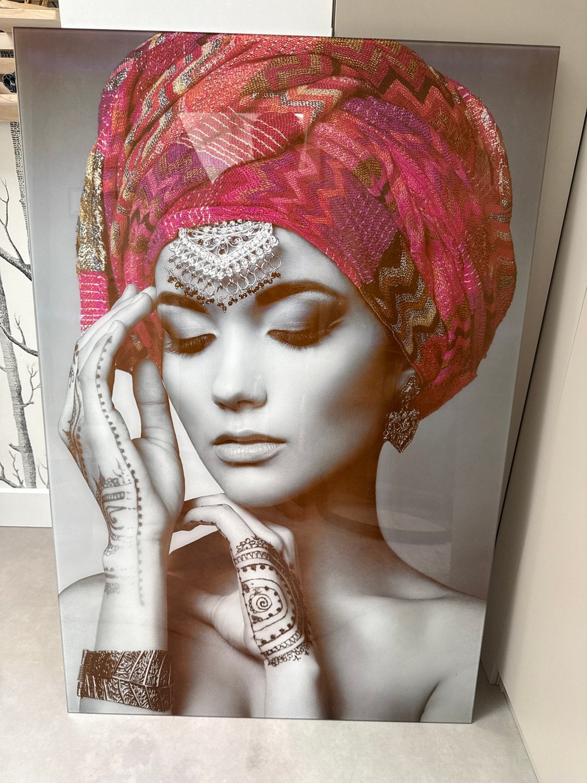 Glasschilderij fotokunst: Vrouw met tulband en henna 80x120, Ophalen, Glas, Achter glas, Portret