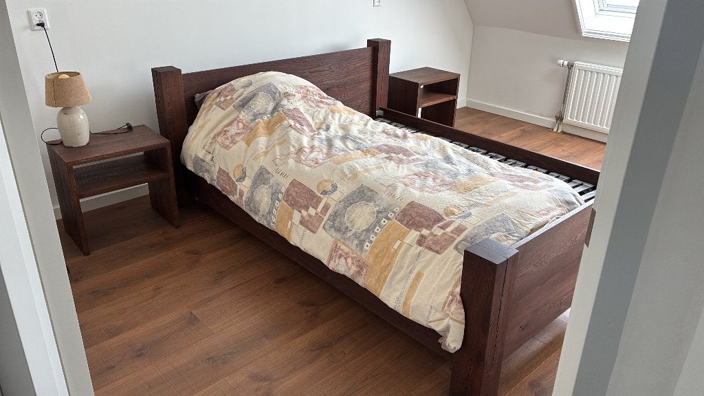 Massief houten tweepersoonsbed + nachtkastjes, Ophalen, Gebruikt, Bruin, Robuust, stoer