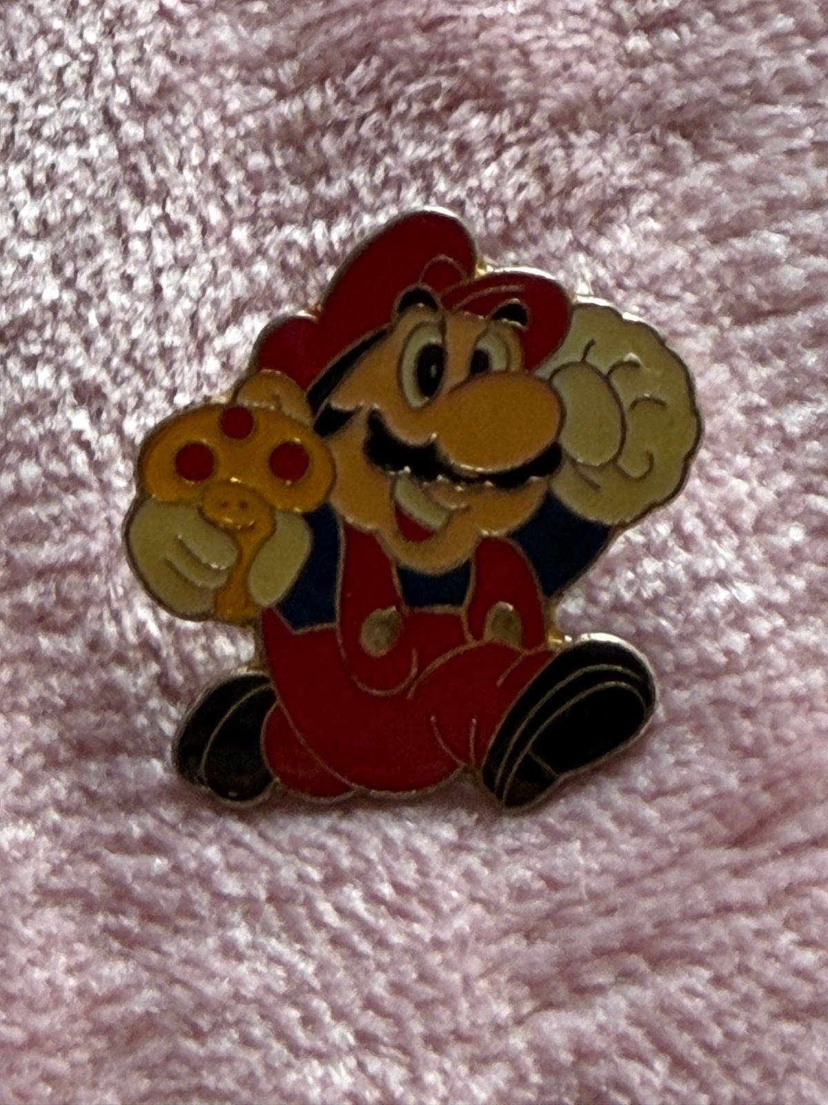 Vintage Super Mario Bros. Pin met Paddenstoel, Ophalen of Verzenden, Gebruikt, Figuurtje, Speldje of Pin