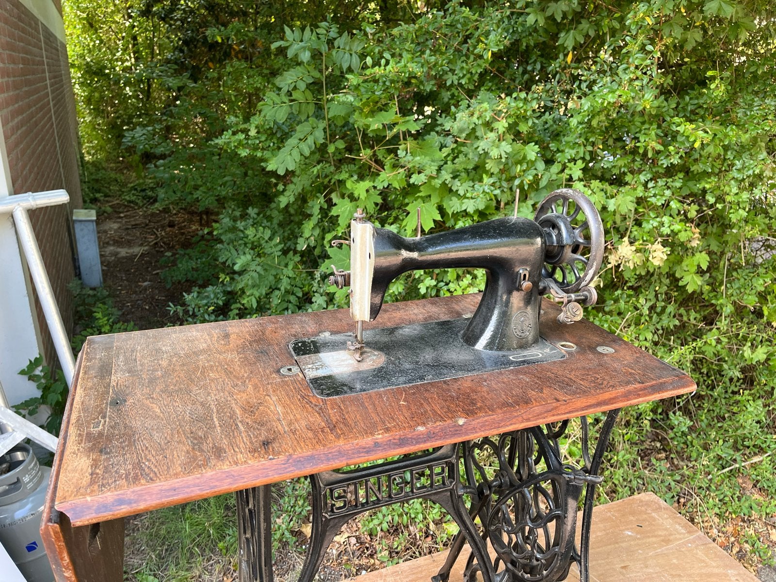 Antieke Singer trapnaaimachine met houten blad, Antiek en Kunst, Antiek | Naaimachines, Ophalen