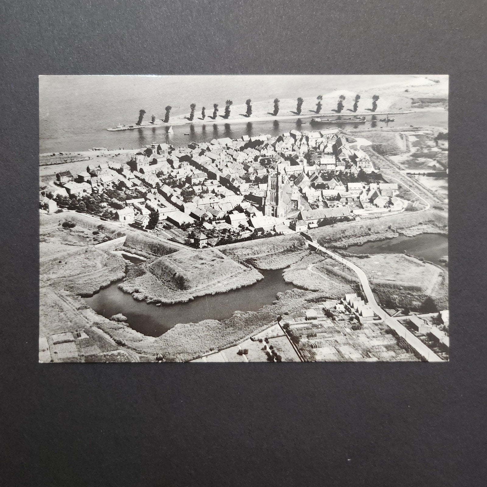 Zeldzame luchtfoto Woudrichem - KLM AEROCARTO, Verzenden, 1940 tot 1960, Ongelopen, Noord-Brabant
