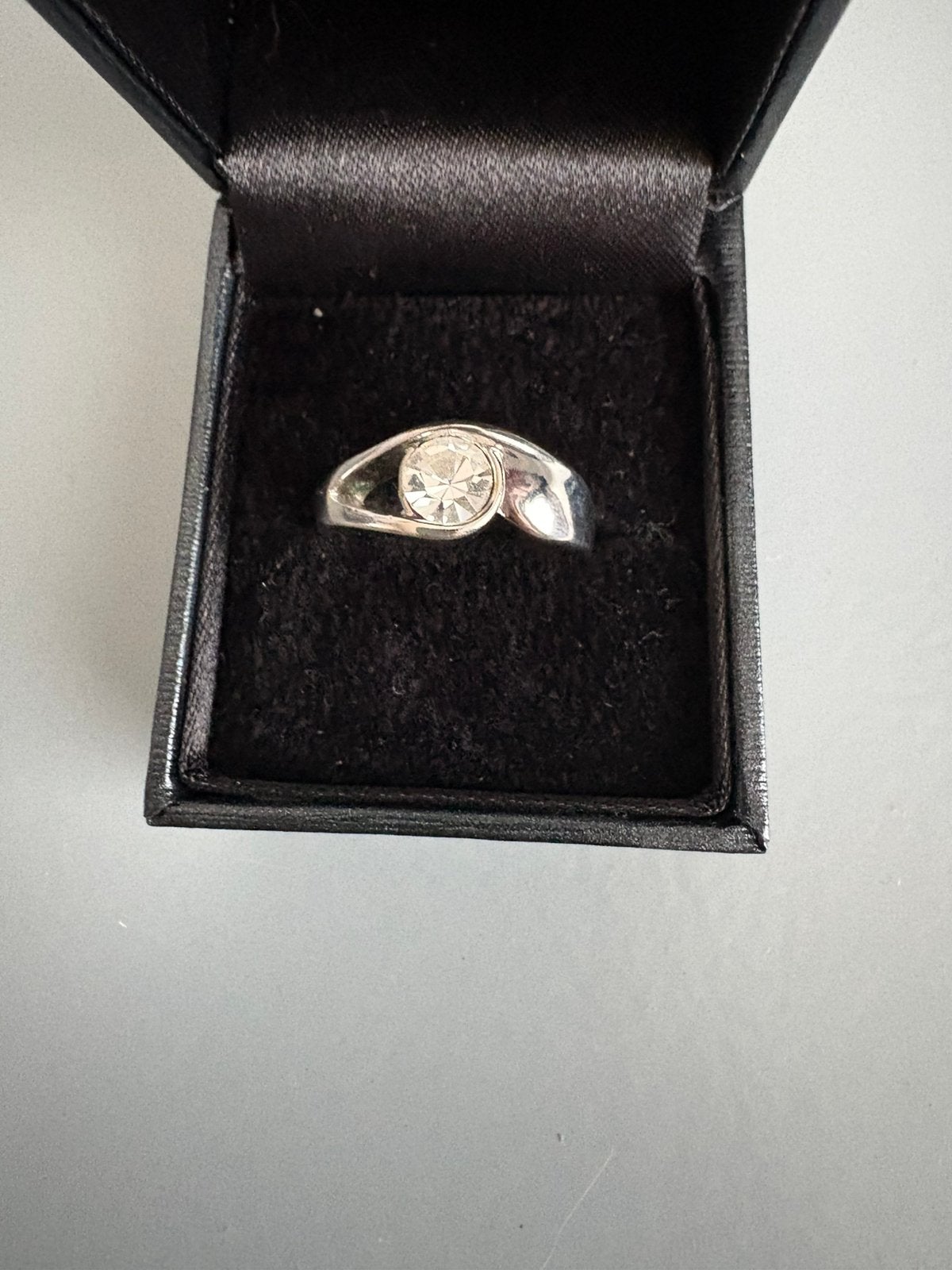 Ring met glinsterende steen zilverkleurig mt 18, Ophalen of Verzenden, Zo goed als nieuw, Dame, Zilver