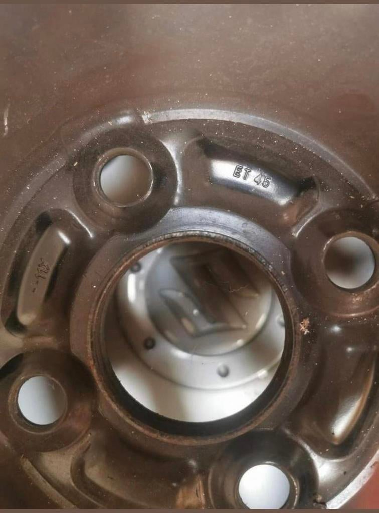 15 inch winterbanden met velgen en Suzuki wieldoppen, Ophalen, Gebruikt, Suzuki