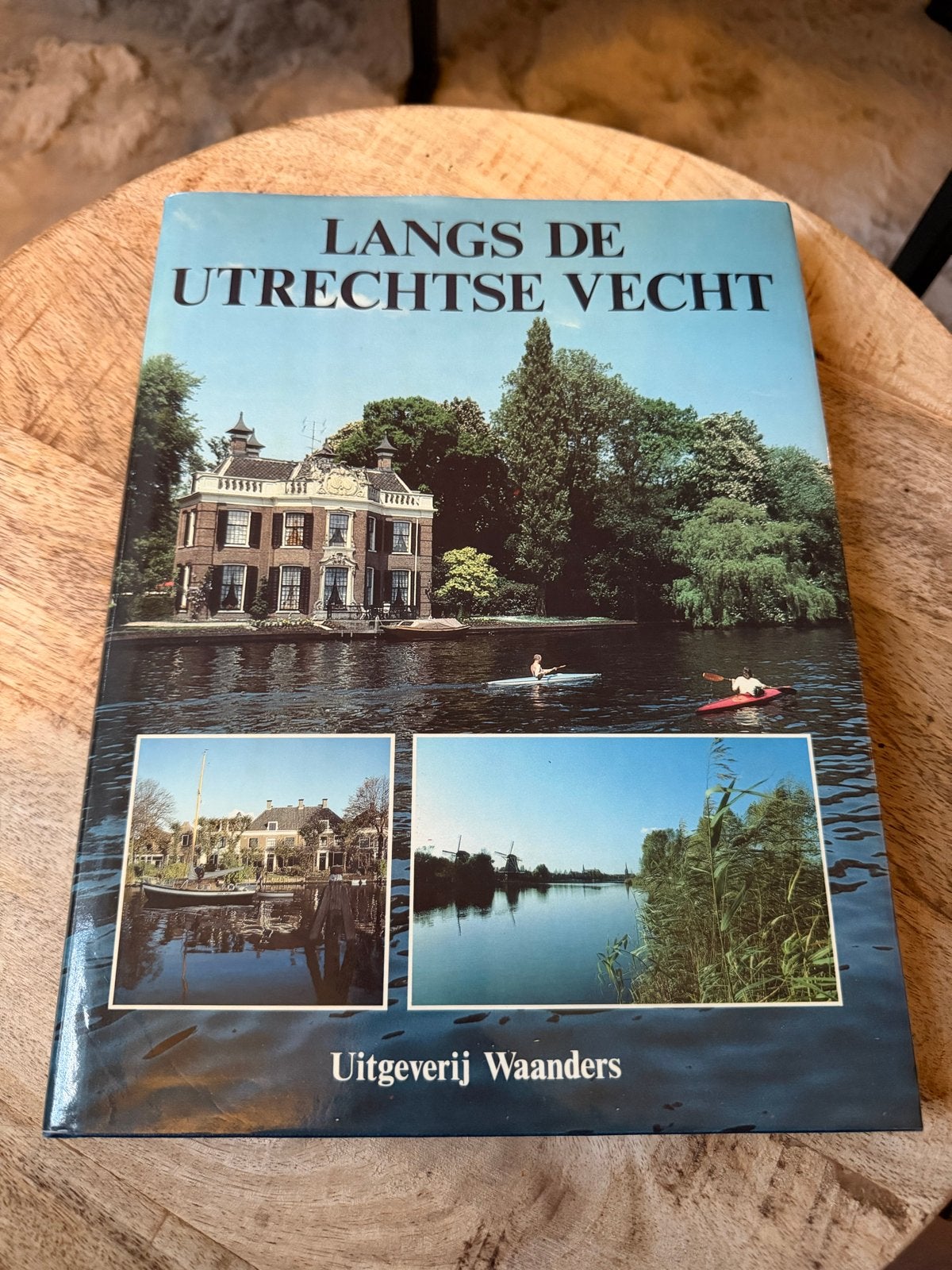 Langs de Utrechtse Vecht - Uitgeverij Waanders, Boeken, Overige merken, Ophalen of Verzenden, Zo goed als nieuw, Reisgids of -boek