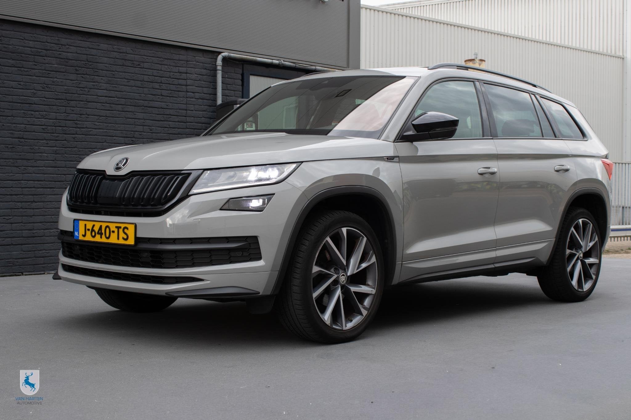 Skoda Kodiaq 1.5 TSI Sportline Business / Steel Grey / Afnee, Auto's, Skoda, Dealer onderhouden, 4 cilinders, 150 pk, Origineel Nederlands