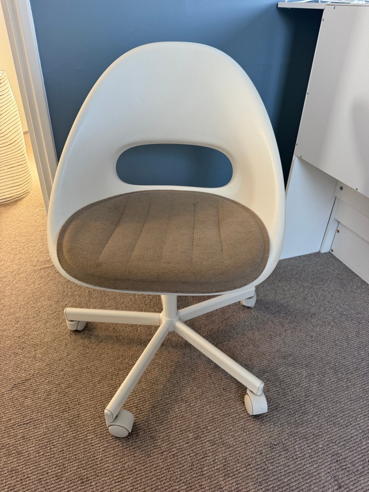 IKEA LOBERGET kinderbureaustoel - Wit met kussen, Huis en Inrichting, Stoelen, Ophalen, Kunststof, Gebruikt, Wit