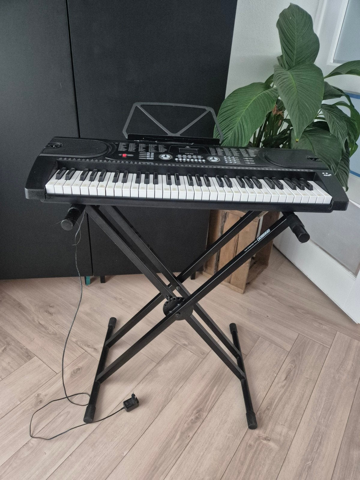 keyboard met standaard  fkb 050, 61 toetsen, Zo goed als nieuw, Met standaard, Ophalen