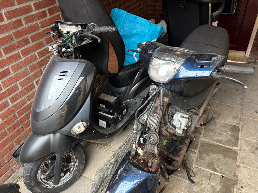 Oud ijzer 2 x scooterframe 1 x loopband, Ophalen, Gebruikt, Benzine, Overige merken