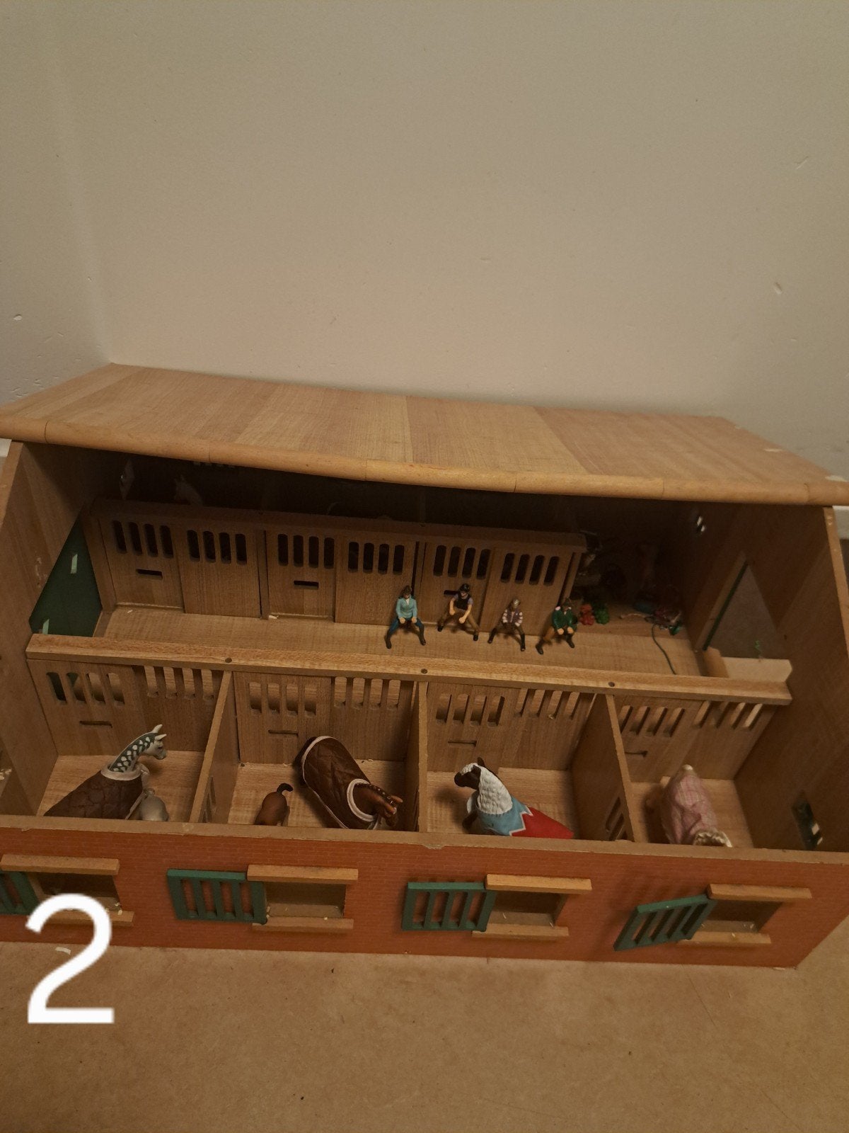 houten stal met schleich paarden en accessoires en bak, Ophalen, Gebruikt
