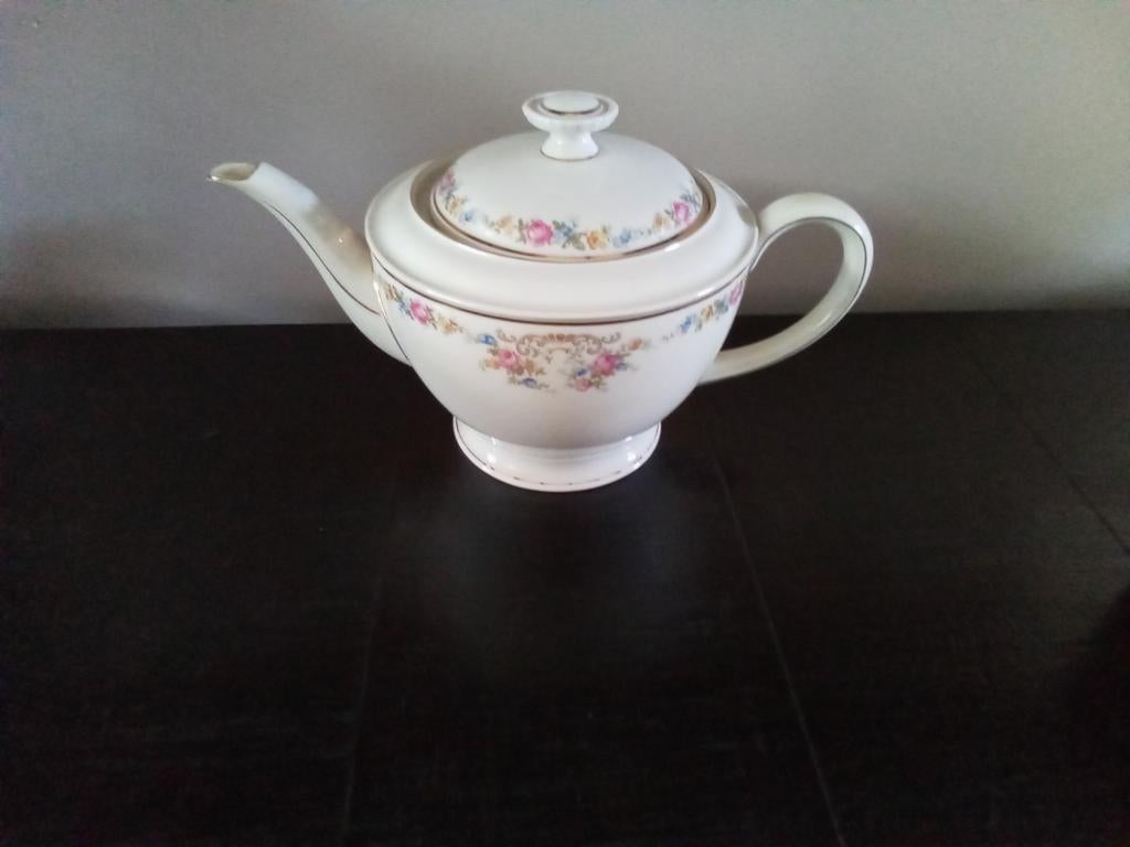 Theepot en kop en schotels van hutschenreuther arzberg Bavar, Antiek en Kunst, Antiek | Servies los, Ophalen of Verzenden