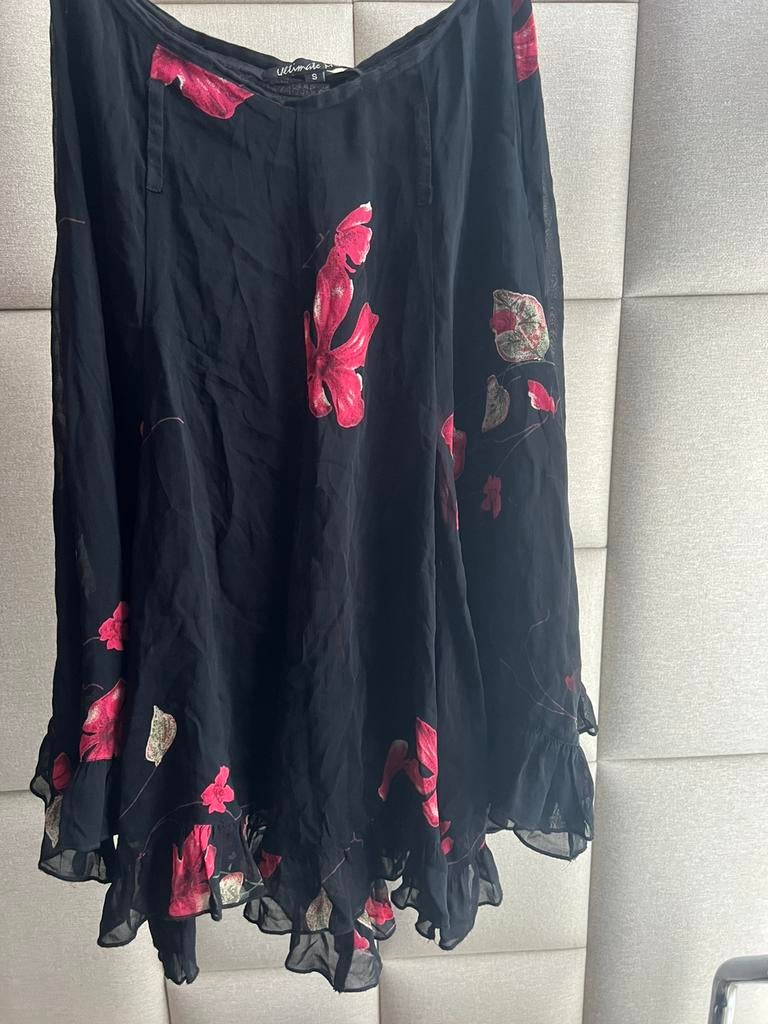 Ultimate Mik’s mooie zwarte gebloemde rok/ maat S, Kleding | Dames, Verzenden, Zwart, Zo goed als nieuw, Knielengte