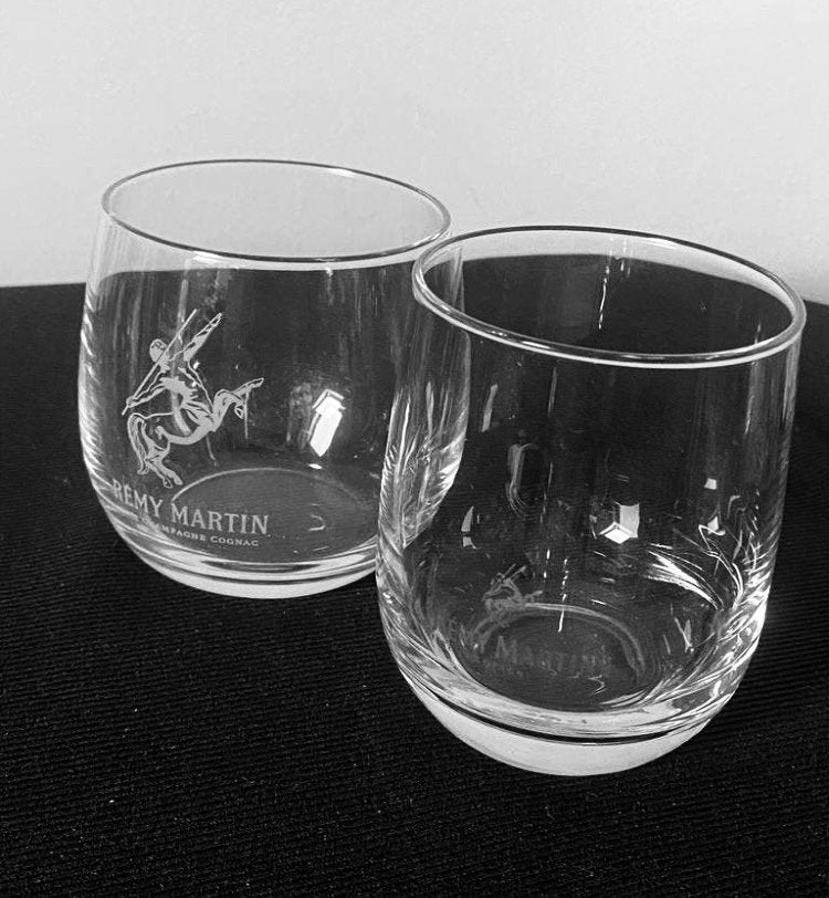 2 Verschillende glazen met verzwaarde bodem van Remy Martin., Ophalen of Verzenden, Zo goed als nieuw, Borrel- of Shotglas