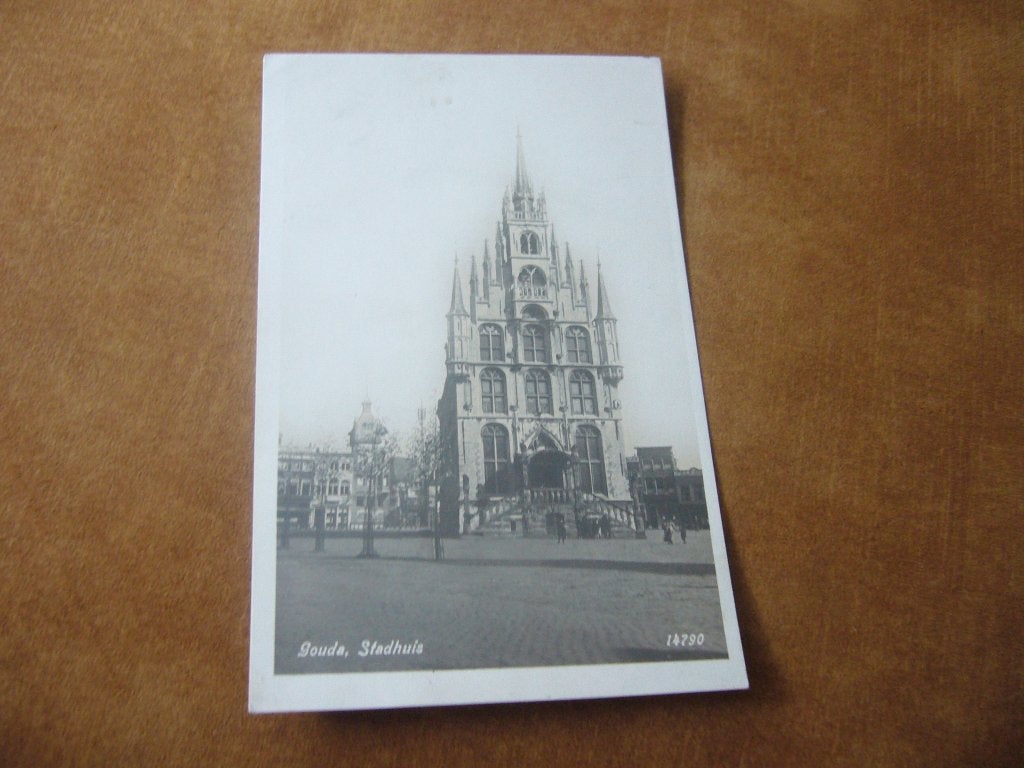 GOUDA  =  STADHUIS, Ophalen of Verzenden, 1920 tot 1940, Gelopen, Zuid-Holland