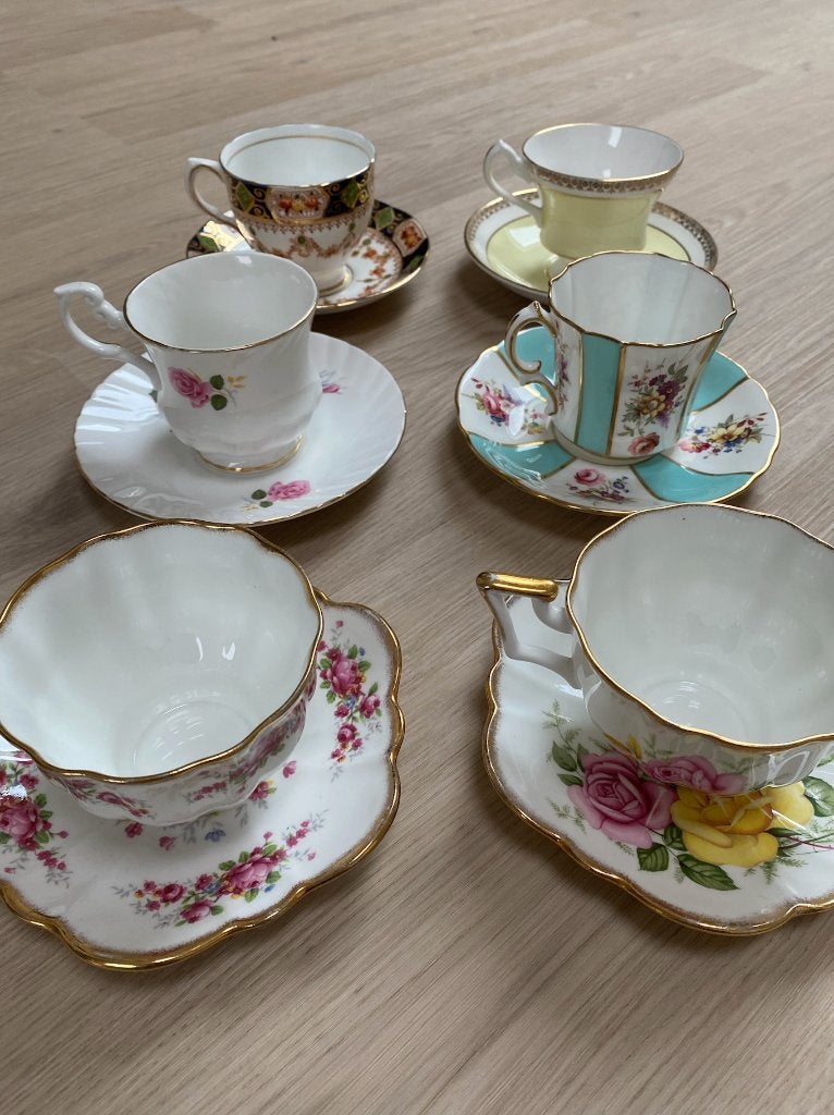 Various bone china coffee cup and saucer made of porcelain, Antiek en Kunst, Ophalen of Verzenden