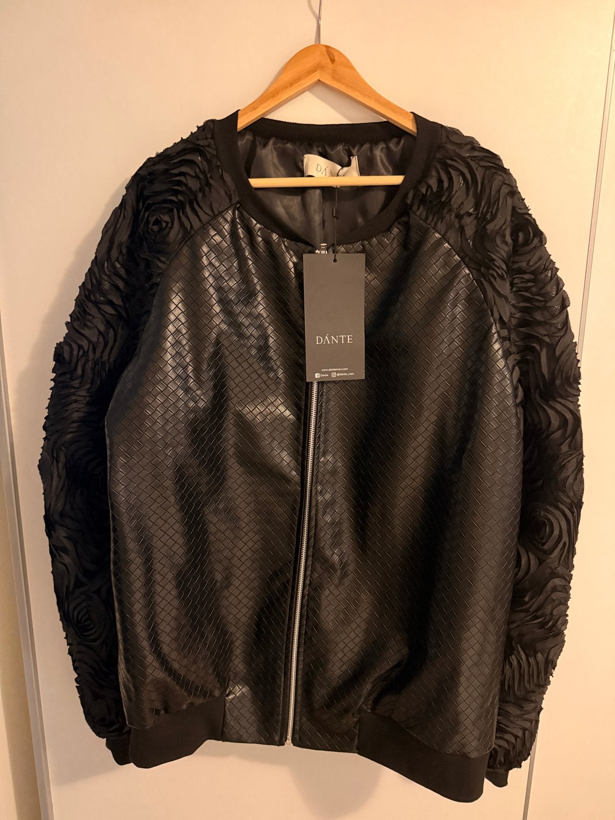 Dante Zwarte Bomberjack met Rozenmotief - Nieuw, Kleding | Heren, Jassen | Zomer, Ophalen of Verzenden, Nieuw, Maat 48/50 (M)