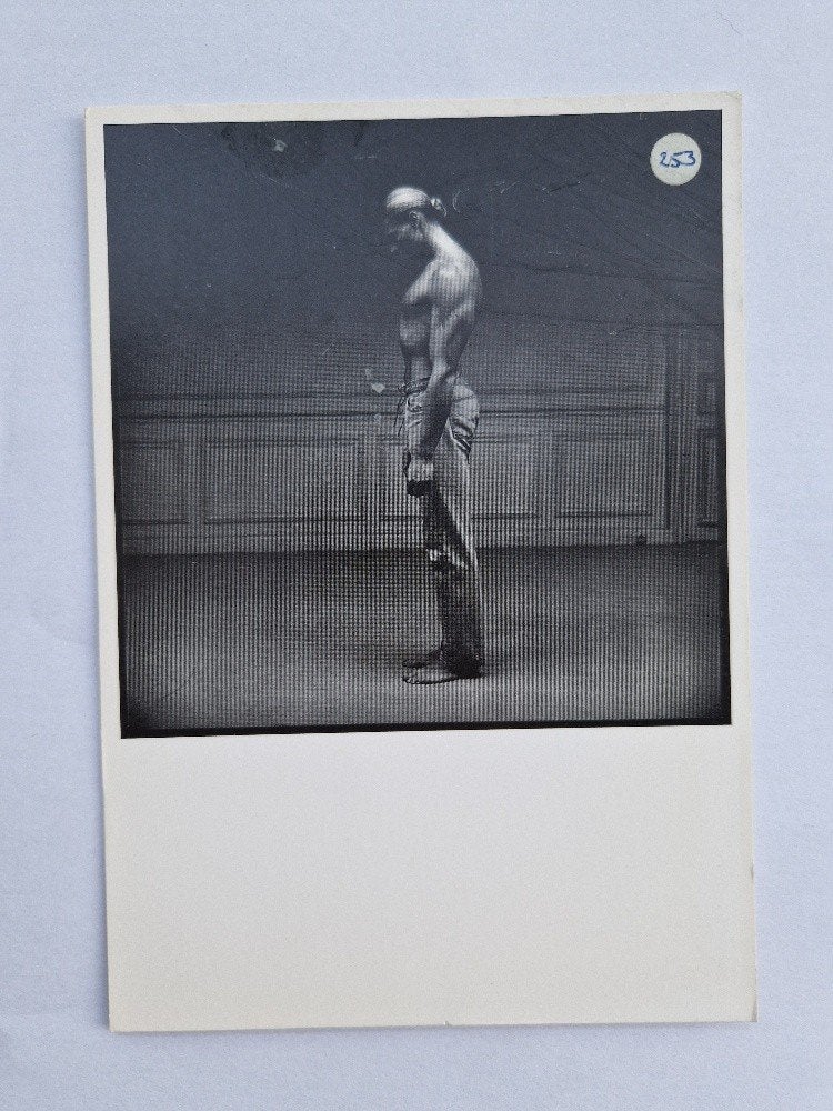Kunstkaart zwart wit Tom Two. Foto van Nigel Scott, Verzamelen, Ansichtkaarten | Themakaarten, Ophalen of Verzenden, 1980 tot heden