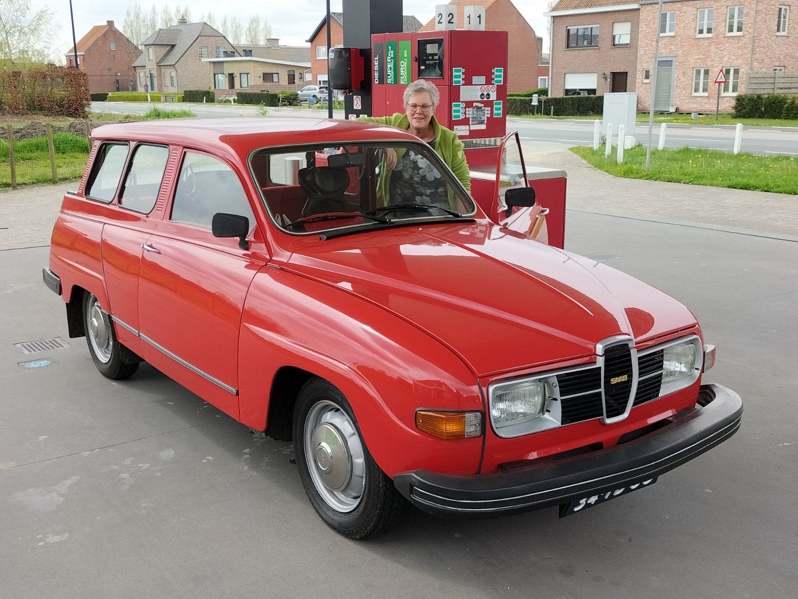 Saab 9-5 1.5 L 1977 Rood, 1498 cc, 4 cilinders, 4 stoelen, 960 kg