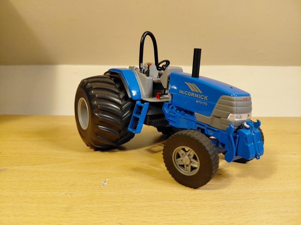 Mc cormick  Tracktor puller. Universal hobbies., Hobby en Vrije tijd, Modelauto's | 1:32, Ophalen of Verzenden, Zo goed als nieuw