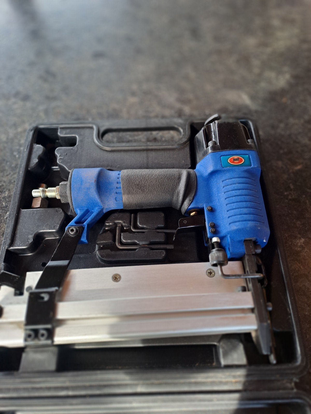 Pneumatische nietmachine met 2 pakken nietjes, Ophalen, Gebruikt