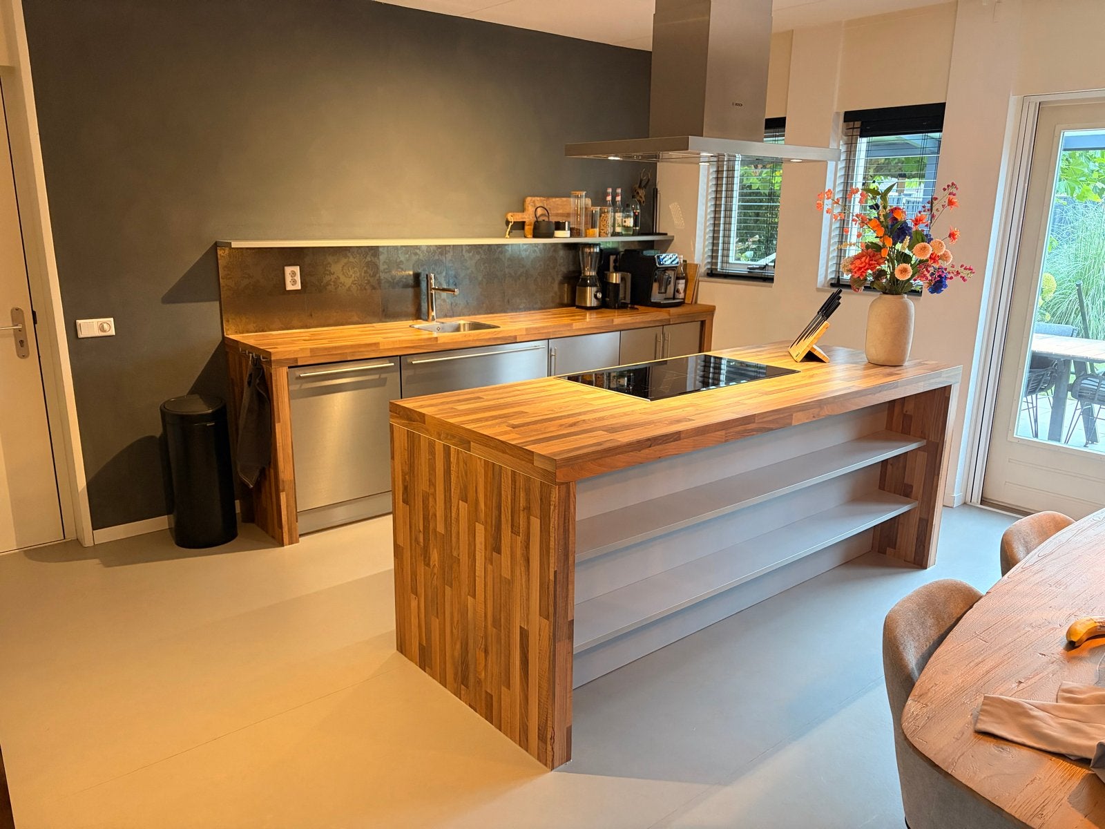 Mooie RVS Keuken met Kookeiland | Incl. Bosch Apparatuur, Huis en Inrichting, Keuken | Complete keukens, Ophalen, Gebruikt, Bruin