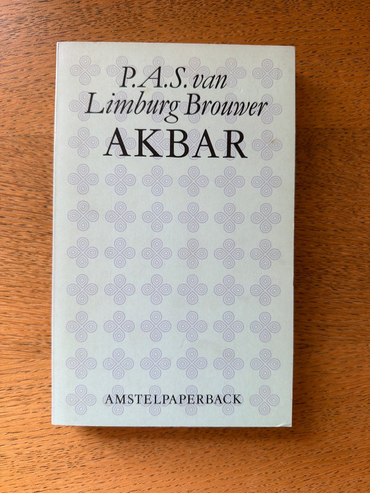 Akbar - P.A.S. van Limburg Brouwer (Amstelpaperback), Ophalen of Verzenden, Gelezen