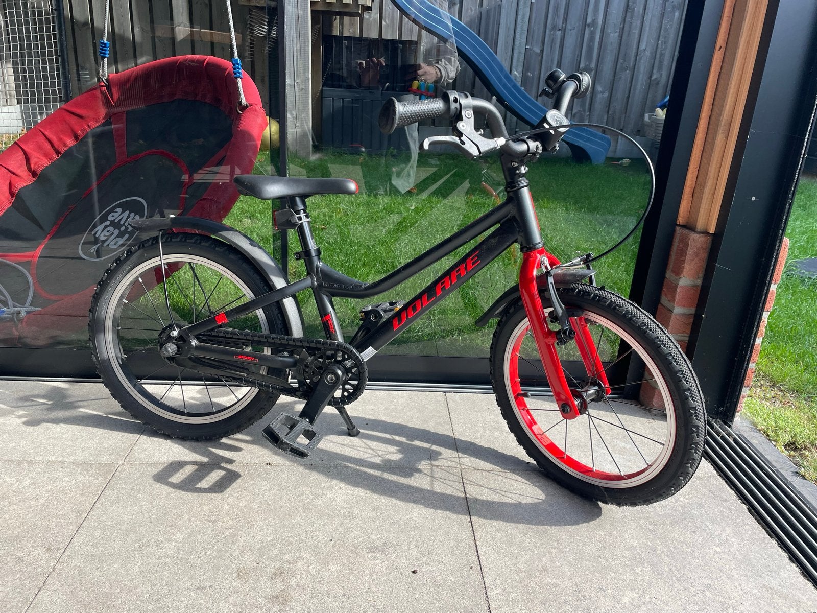 Volare kinderfiets 16 inch - Zwart/Rood, Ophalen, Zo goed als nieuw, Velgrem, 16 tot 20 inch