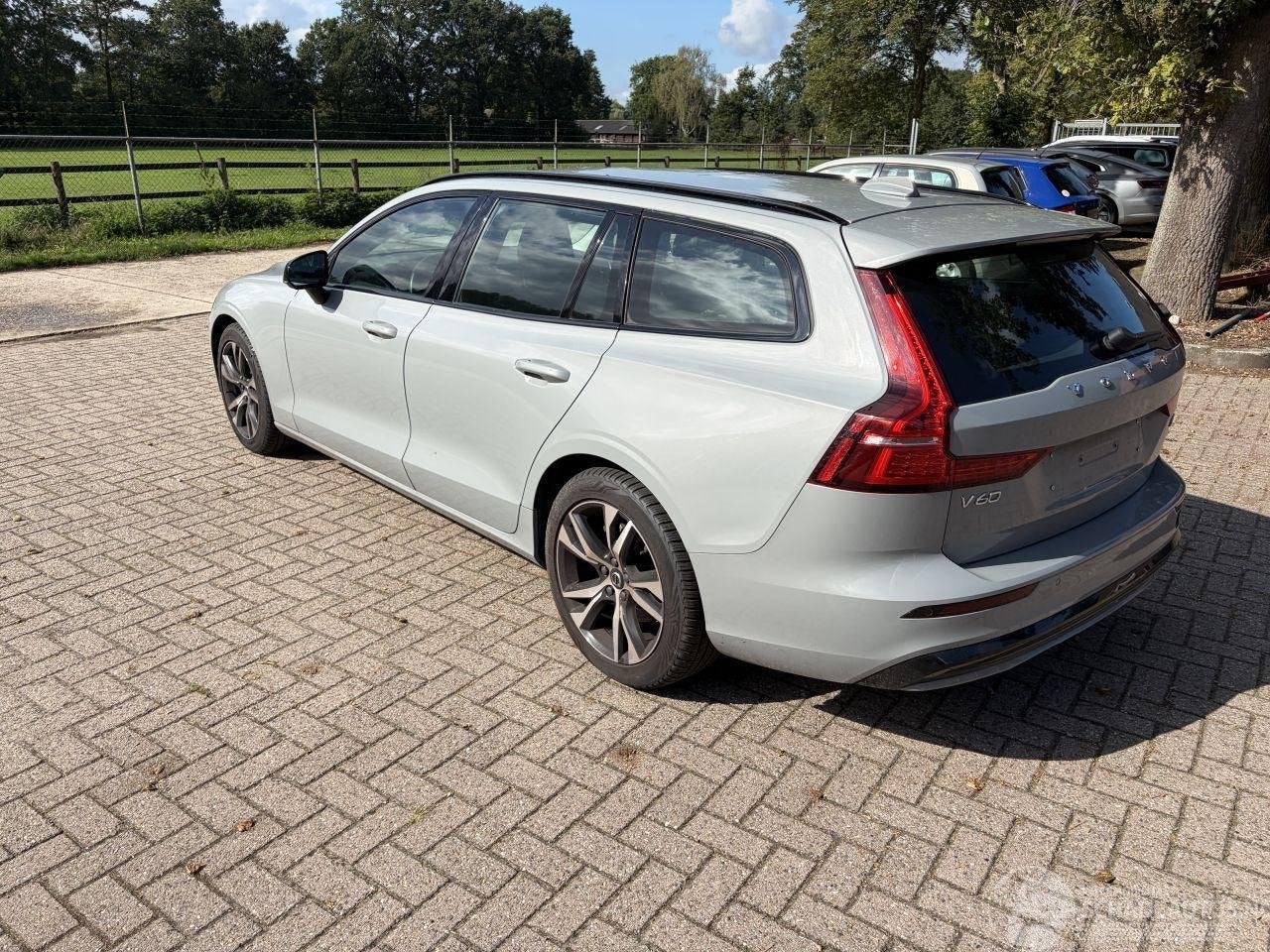 Volvo v-60 2.0 B4 PlUS DARK (bj 2024, automaat), Auto diversen, Automaat, 1969 cc, Info@volvocars.com, Stationwagon