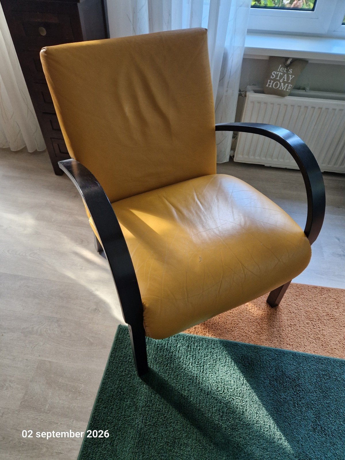 Vintage fauteuil met geel leer en donkerhouten armleuningen, Huis en Inrichting, Fauteuils, Ophalen, Gebruikt, Minder dan 75 cm