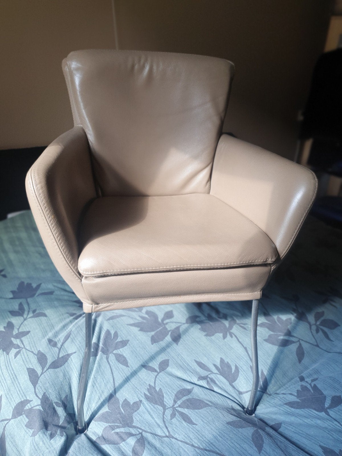 twee leren eetkamerstoel - Beige met metalen onderstel, Ophalen, Gebruikt, Twee, Overige kleuren