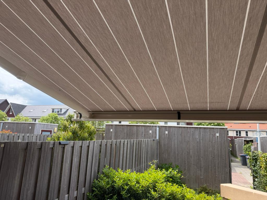 Luxaflex Nova shade zonnescherm te koop 560cm breed, Ophalen, 450 cm of meer, Elektrisch, Zo goed als nieuw