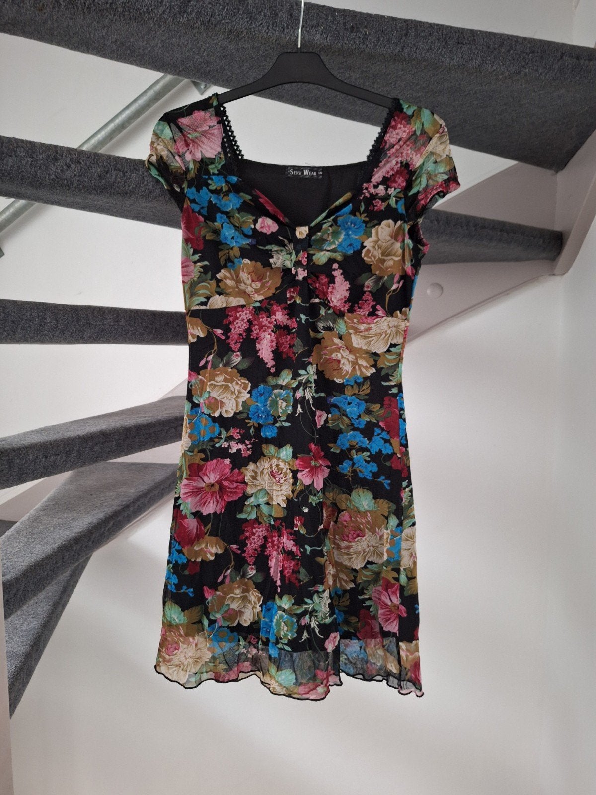 Zwart bloemenjurkje maat 36, Kleding | Dames, Jurken, Meerkleurig, Ophalen of Verzenden, Sensi Wear, Maat 36 (S)