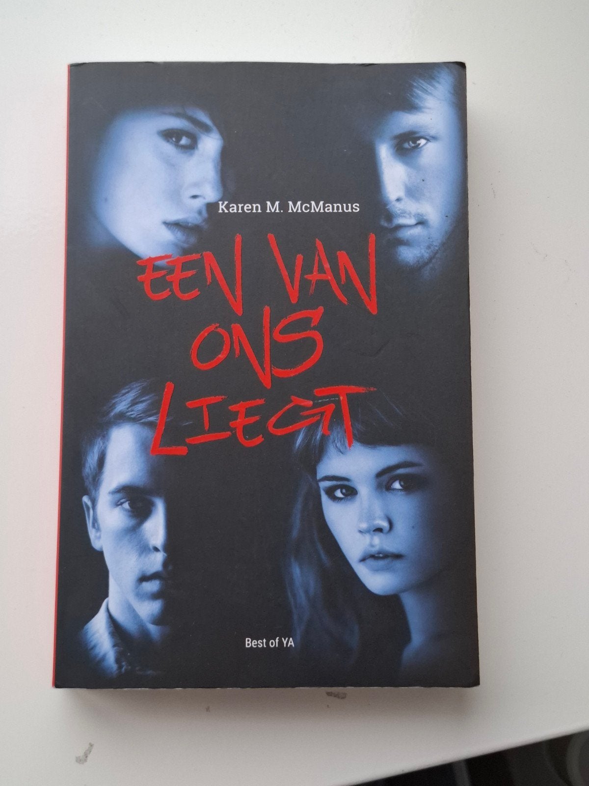 een van ons liegt, Karen M Mcmanus, Boeken, Karen M Mcmanus, Ophalen of Verzenden, Zo goed als nieuw, Nederland