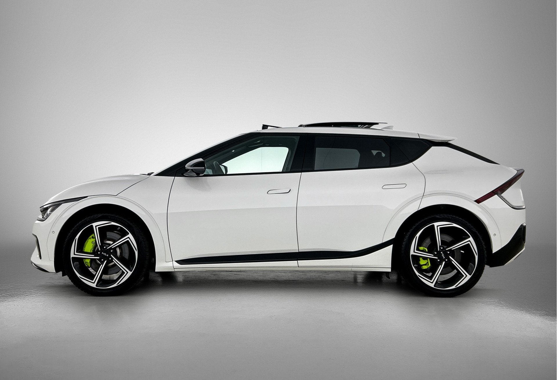 Kia Ev6 GT AWD 77.4 kWh 360 Camera | Stoelverwarming | Stuur, Auto's, Automaat, 12 maanden, Zwart, Parkeerassistent