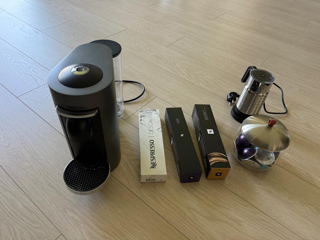 Nespresso Vertuo Next koffiemachine met melkopschuimer, Koffiemachine, Ophalen of Verzenden, Zo goed als nieuw, 1 kopje