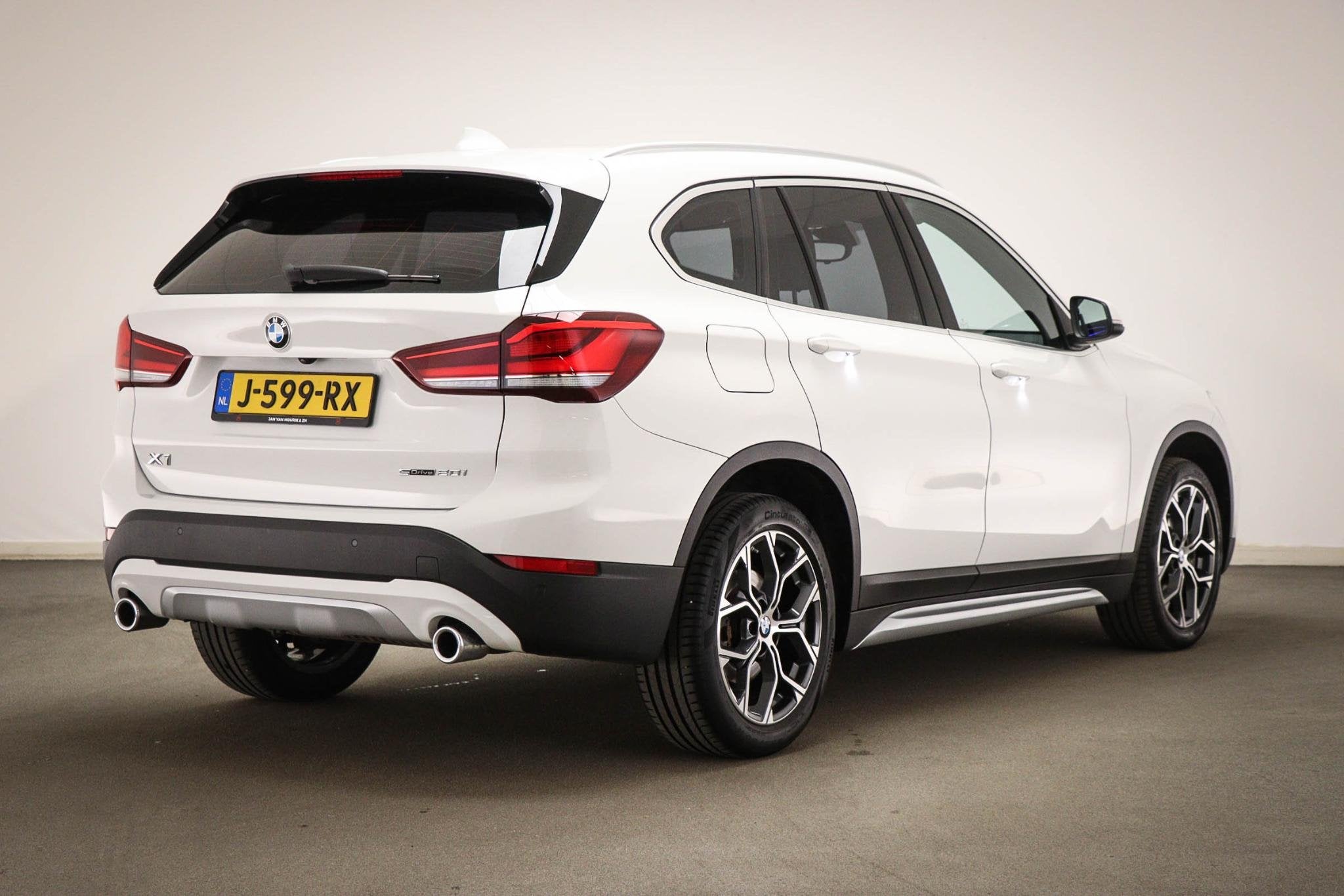 BMW X1 sDrive20i VDL Nedcar Edition | AUDIO MEDIA / PARKING, 1998 cc, Met garantie (alle), Wit, Bedrijf