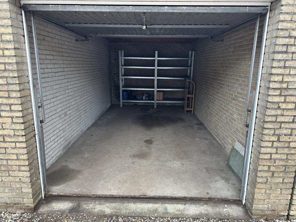 TE HUUR garagebox in centrum van Laren NH., Noord-Holland