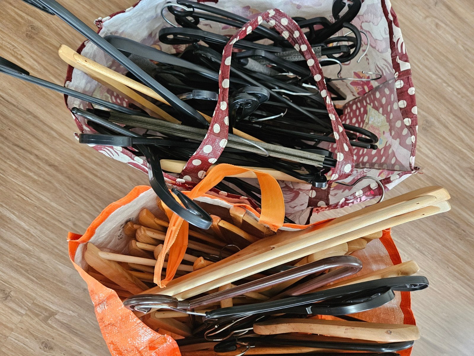 Grote partij kledinghangers (hout, kunststof, metaal), Ophalen, Gebruikt, Hout, Volwassenen