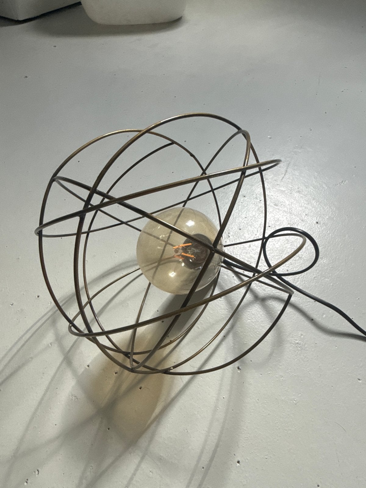Industriële tafellamp met koperen kooi en Edison gloeilamp, Overige merken, Gebruikt, Industrieel, Goud