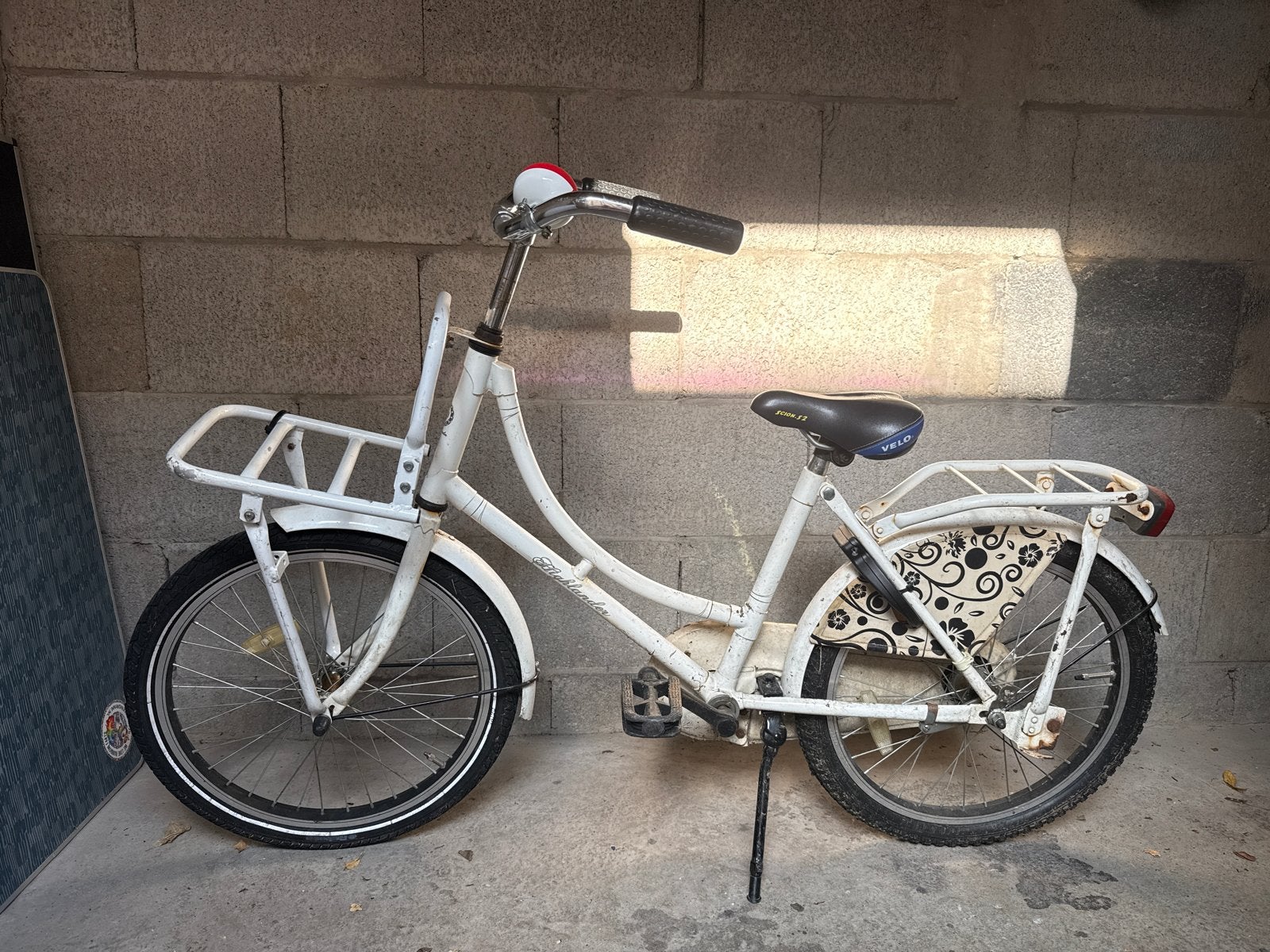 Witte transportfiets 20 inch met voordrager en achterdrager, Fietsen en Brommers, Fietsen | Dames | Damesfietsen, Terugtraprem