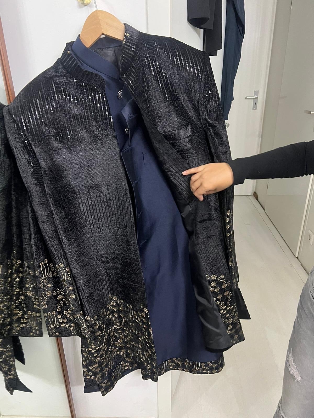 Prachtige Zwarte Sherwani met Gouden Borduurwerk, Kleding | Heren, Kostuums en Colberts, Ophalen of Verzenden, Gedragen, Maat 52/54 (L)