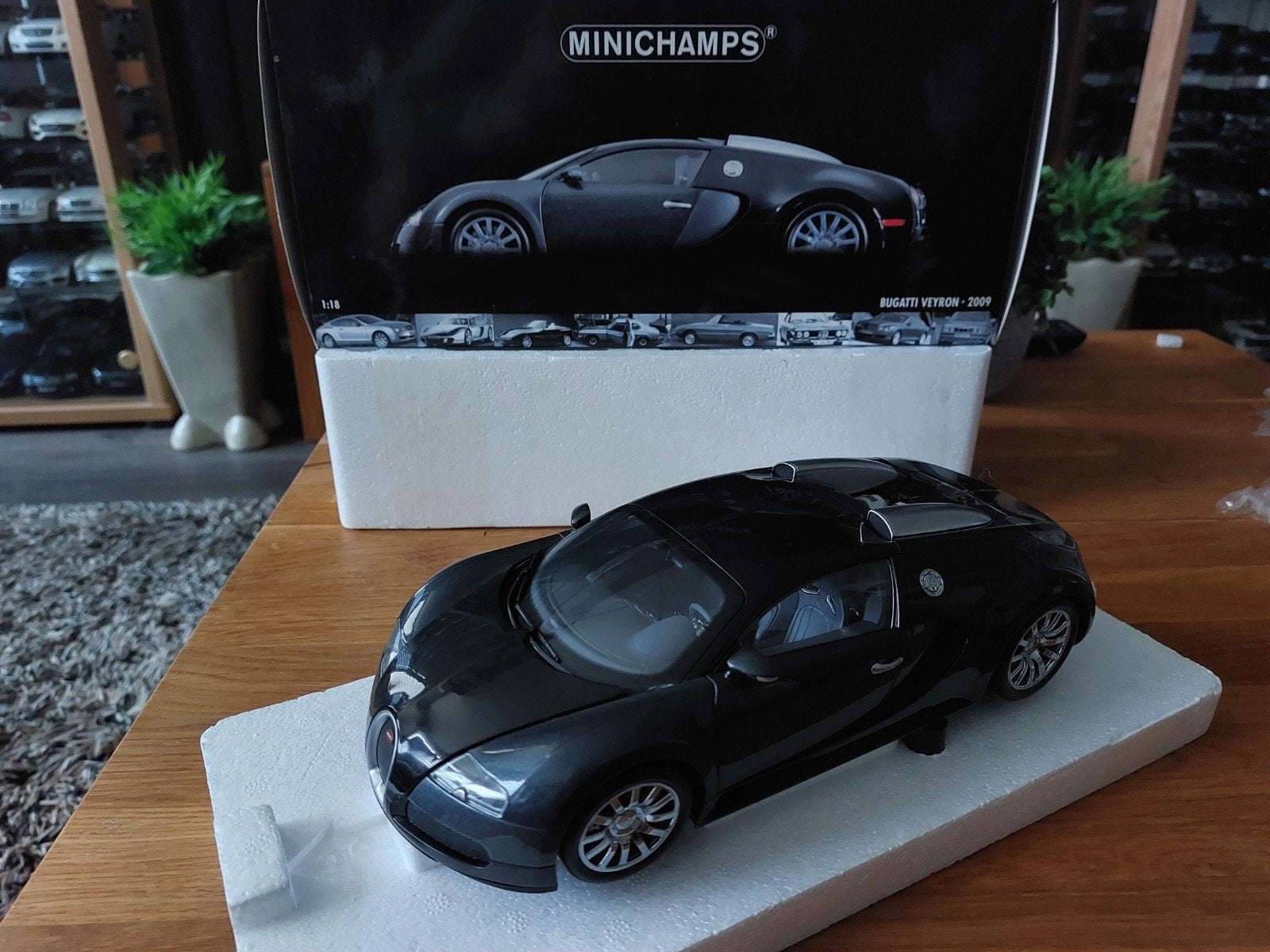 Minichamps 1/18 Bugatti veyron 2009 Zwart Grijsmetalic, Ophalen of Verzenden, Zo goed als nieuw, MiniChamps