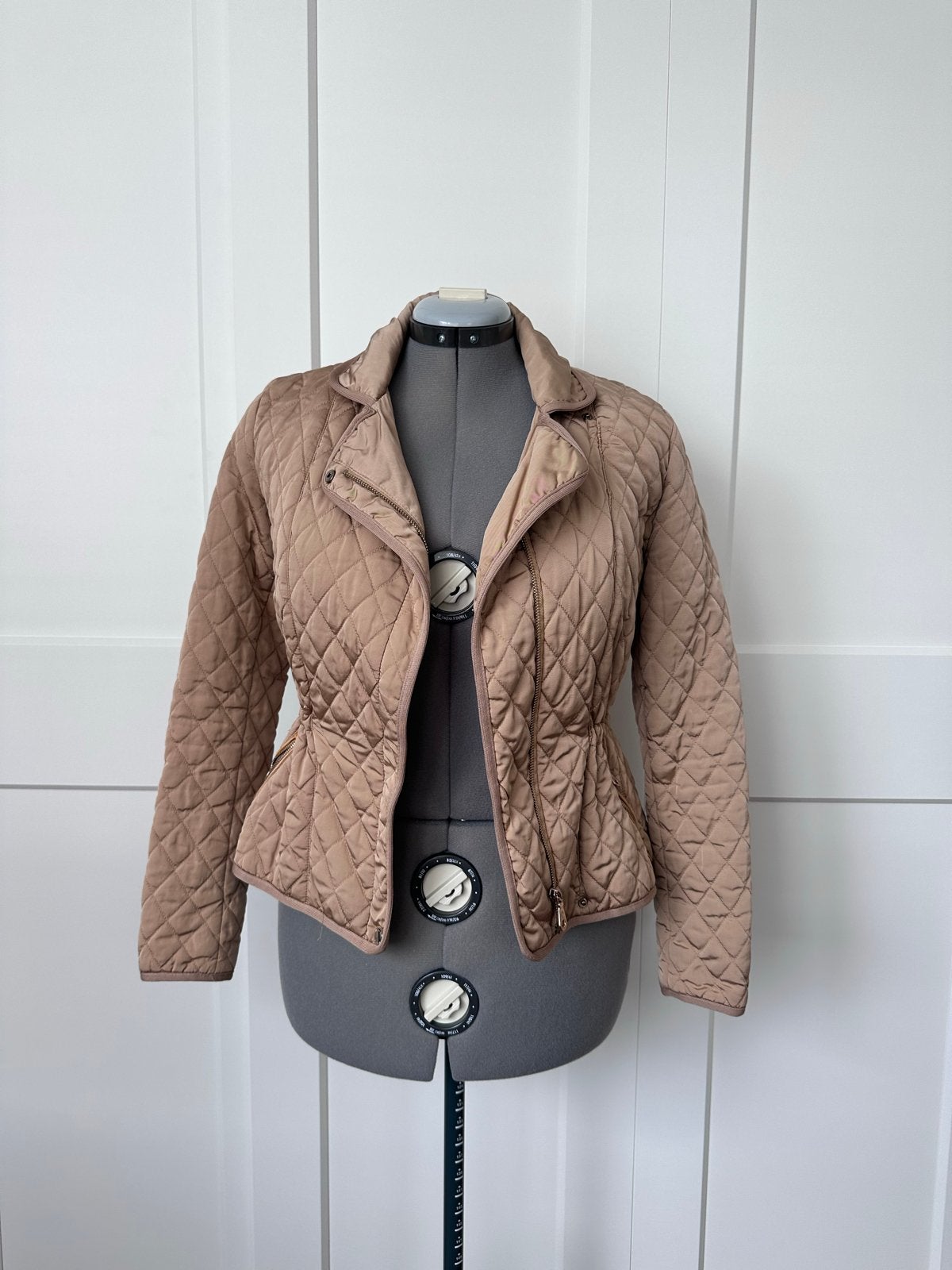 Massimo Dutti gewatteerd jasje in goede staat maat M, Verzenden, Zo goed als nieuw, Maat 38/40 (M), Beige