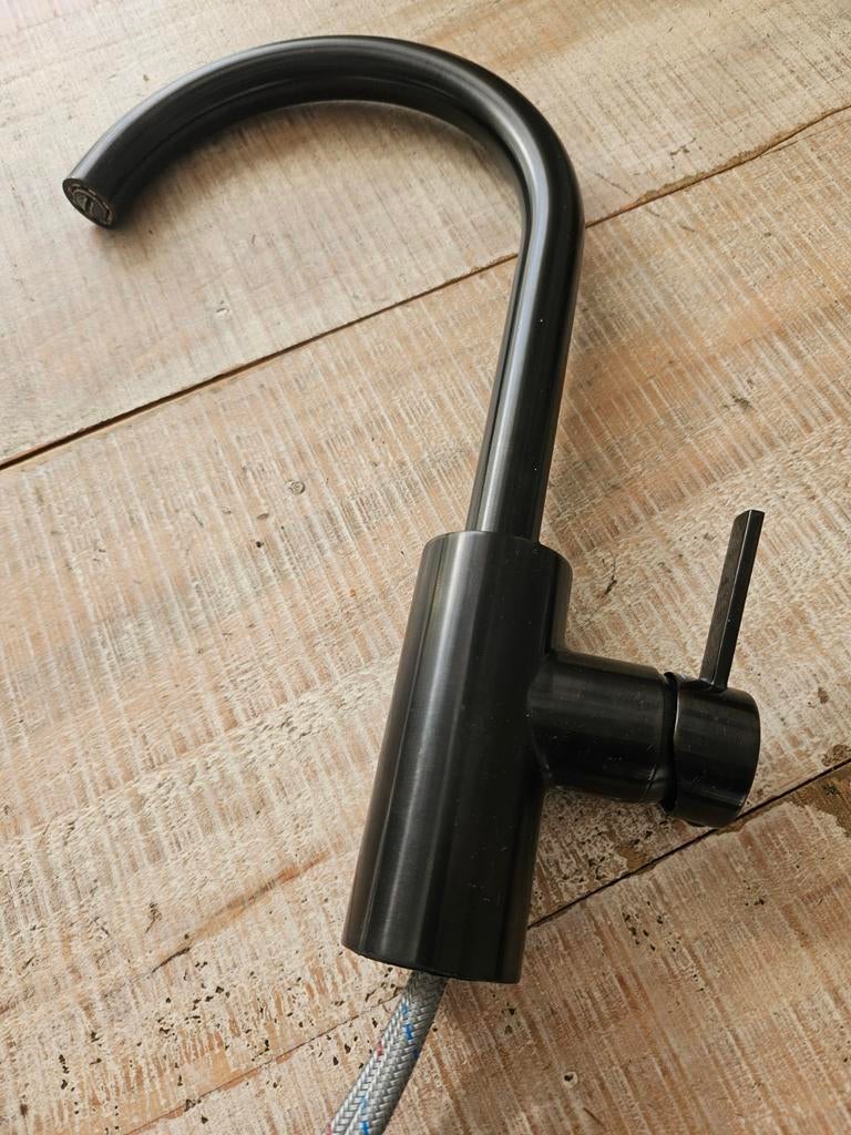 Zwarte kraan met flexibele slangen, Ophalen of Verzenden