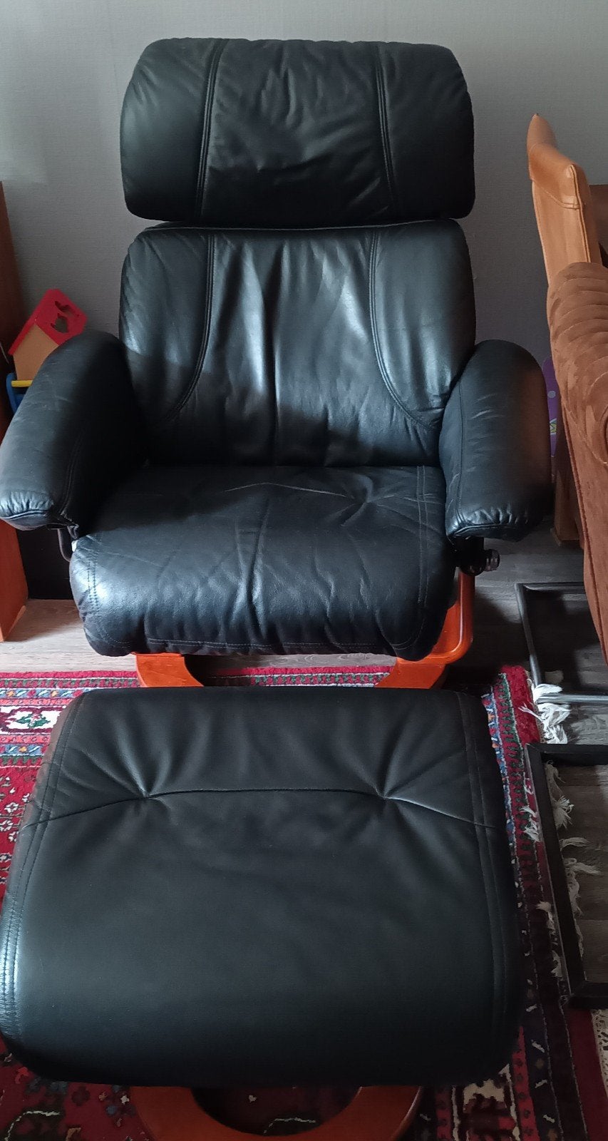 Zwarte leren relaxfauteuil met voetenbank, Ophalen, Gebruikt, Modern, Comfort, 75 tot 100 cm